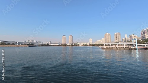 船上から眺める東京湾とレインボーブリッジ