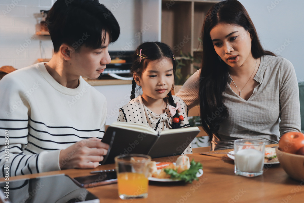 Obraz premium Family spends their free time together