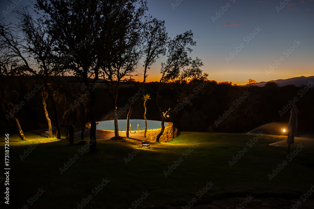 Fototapeta premium Vistas de una piscina en el campo de noche