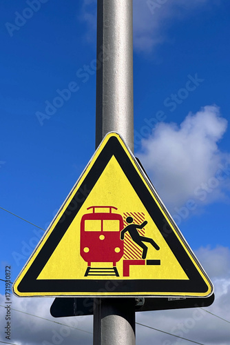 Vorsicht einfahrender Zug