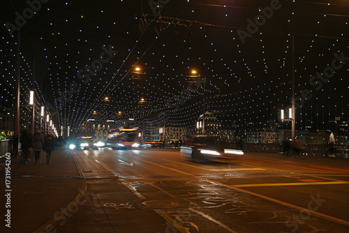Nächtliche Seebrücke in Luzern, Schweiz