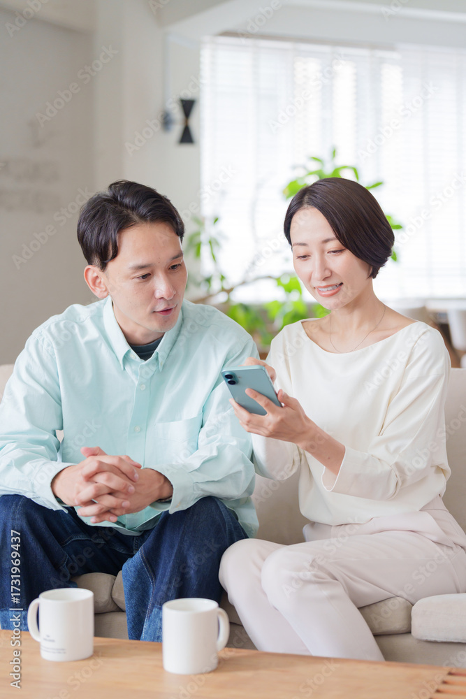 Obraz premium スマホを見る夫婦・カップル