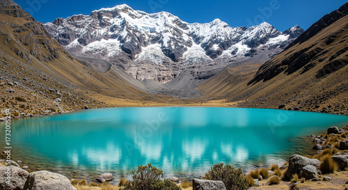 Laguna turquesa del tour de 7 lagunas de colores en Quispicanchi en Cusco, Perú con el nevado Ausangate. Turquoise lagoon of the tour of 7 colored lagoons .