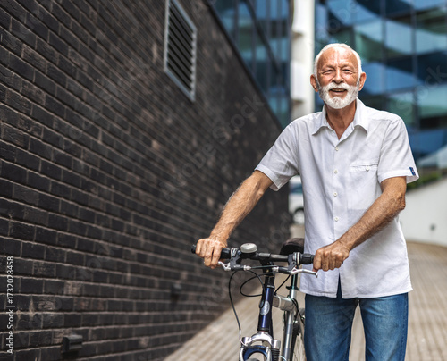 Canvastavla Businessman with bicycle standing in the city