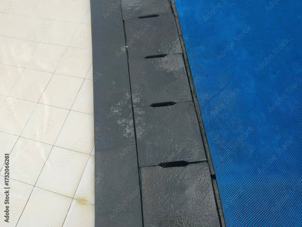Fototapeta premium the edge of the swimming pool in blue