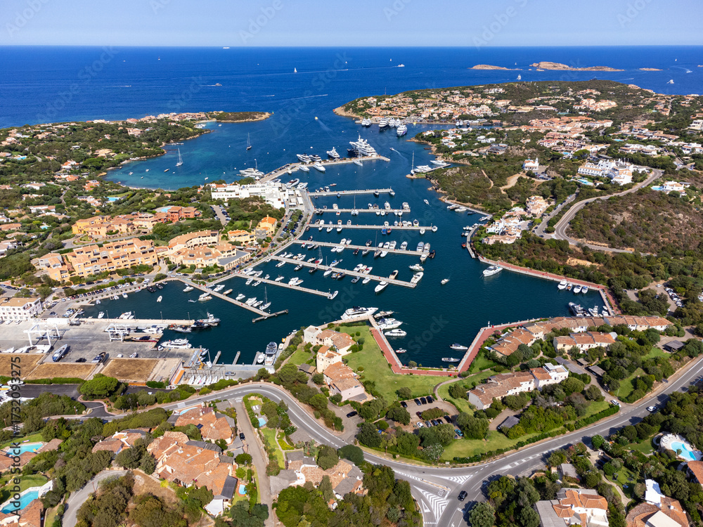 Foto Aerial view of Poltu Quatu and the beautiful Sardinia area