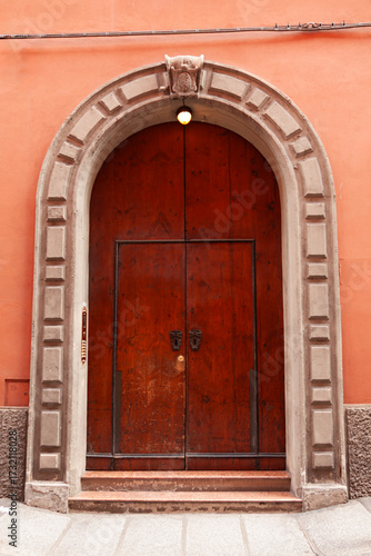 Portón de madera antiguo.