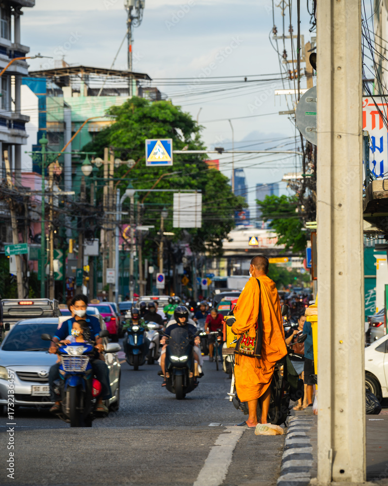 Naklejka premium Two world at one streat - zwei Welten auf einer Strasse