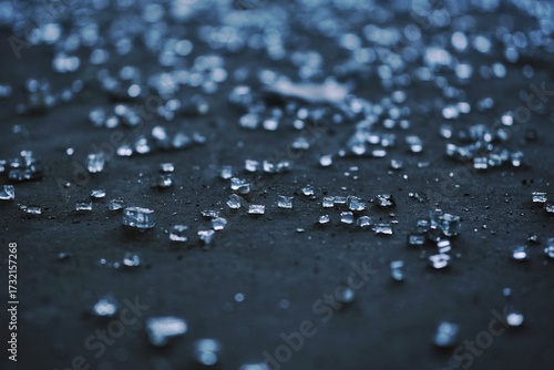 废墟中的碎裂玻璃:时光的痕迹与荒凉之美【Splintered Glass in Ruins: Echoes of Time and Desolate Beauty】