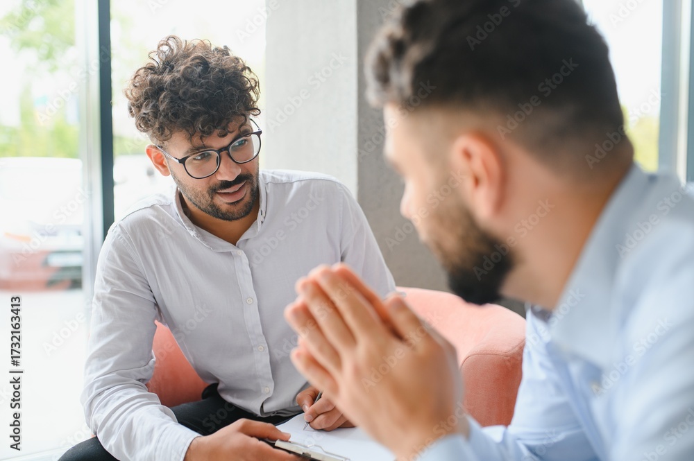 Obraz premium Psychologist listening to patient talking about problems during therapy session