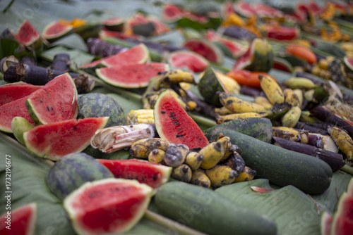 Fotografía Large pile of diverse organic food waste featuring various spoiled fruit and vegetable items, including watermelon slices, corn, and banana