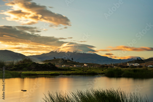 Puesta de sol en laguna de colta con Chimborazo de fondo 
