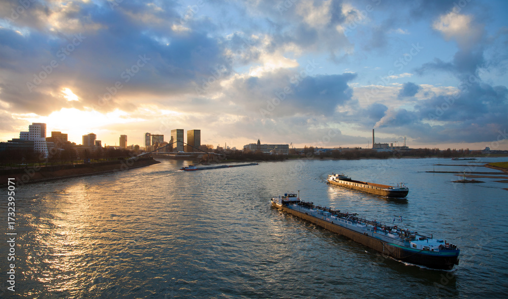 Naklejka premium Der Rhein in Düsseldorf