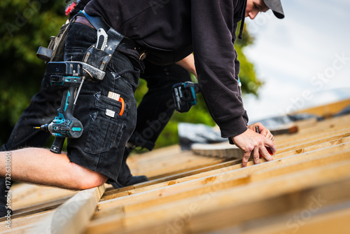 Zimmermann arbeitet auf Dach