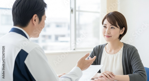 店員と会話する主婦
