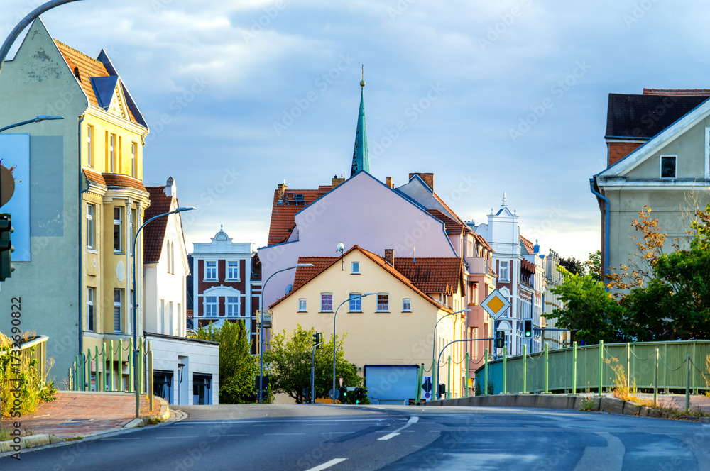Obraz premium Access road to the town of Weisswasser with view of historic houses and church
