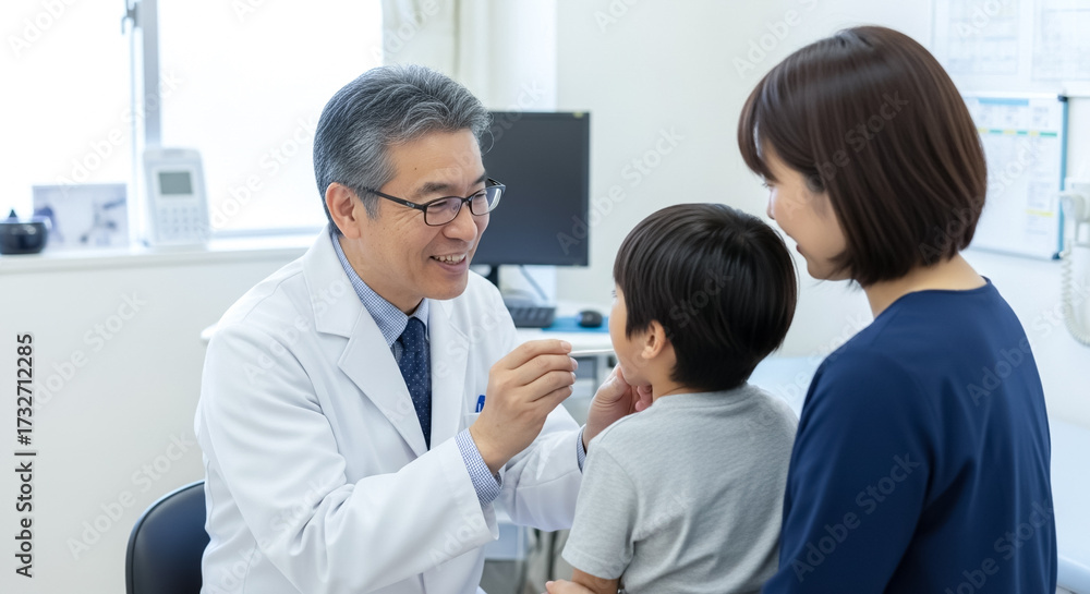 Obraz premium 小児科で医師の診察を受ける子ども