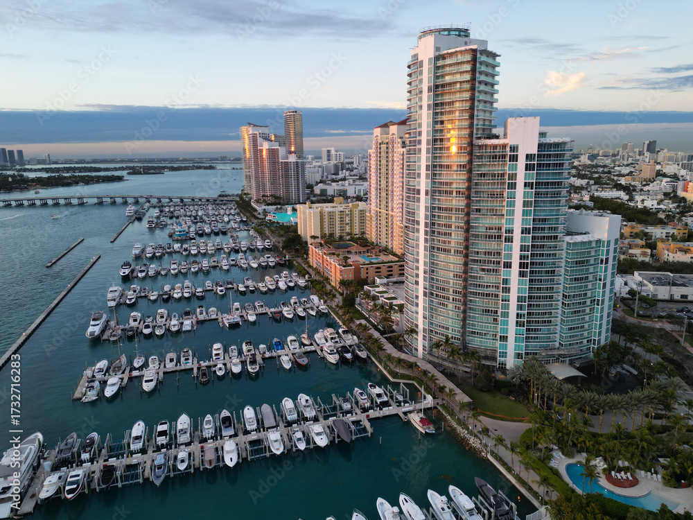 Obraz premium Marina Bay filled with vessels and yacht in Miami. Summer vacation scene with yachts by the oceanfront. Skyline with yachts in Miami. Florida coastline from above with boats. Boat trip in the Miami.