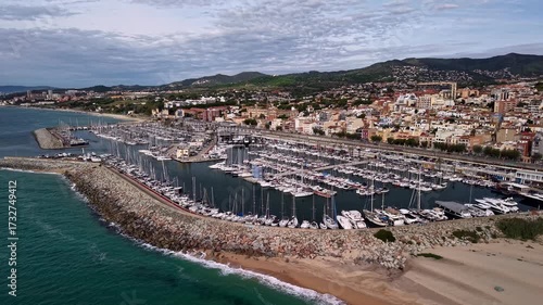 Vista aérea del puerto deportivo de El Masnou en Barcelona, España