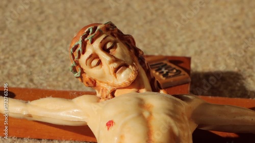 La cruz de cristo es el amor entregado. Su rostro muestra distintos sentimientos, pero la cruz muestra el amor donado gratuito y crucificado.