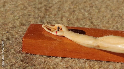 La cruz de cristo es el amor entregado. Su rostro muestra distintos sentimientos, pero la cruz muestra el amor donado gratuito y crucificado.