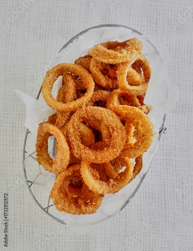 Billede på lærred pork rind crusted onion rings served with a ranch dipping sauce - overhead angle