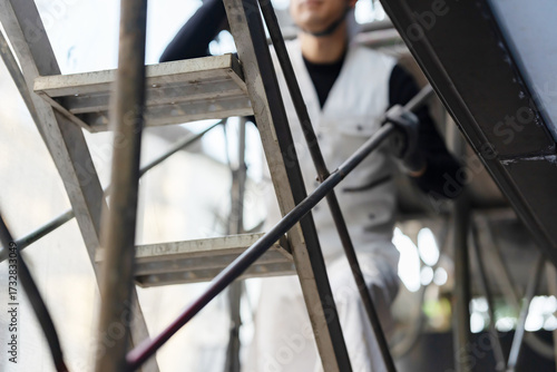 建築現場で働く男性