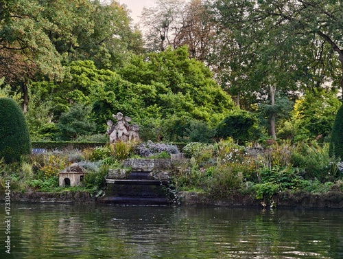 Εκτύπωση καμβά L'Ancienne Fontaine des Chérubins dans le Jardin Secret