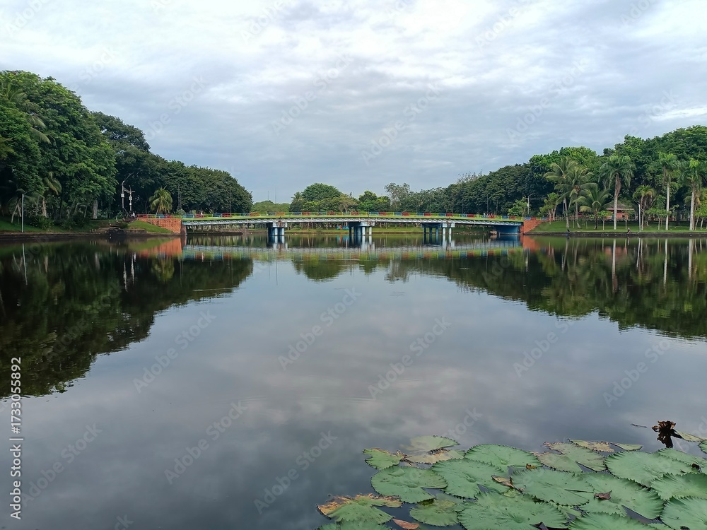 Obraz premium beautiful view of the lake and sky in the afternoon