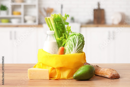 Yellow shopping bag with di...