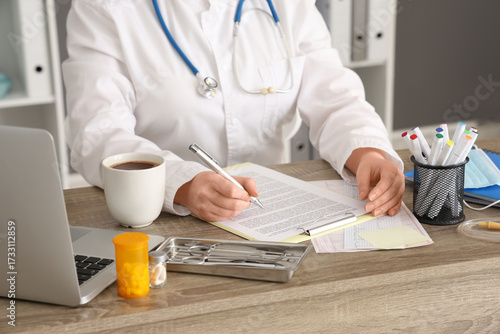 Female medical student stud...