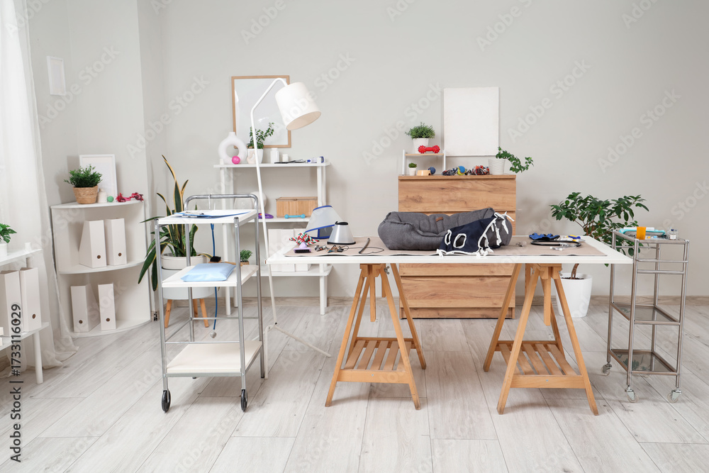 Obraz premium Interior of vet clinic with supplies for sterilization on table