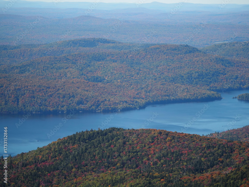 Obraz premium Panoramic view of Laurentian mountains with colorful autumn forest in Quebec