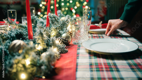 Foto setting up a table for the family holidays