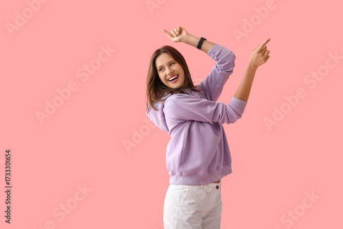 Beautiful young woman danci...