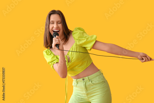 Beautiful young woman danci...