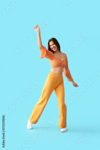 Happy young woman dancing w...