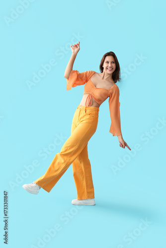Beautiful young woman danci...