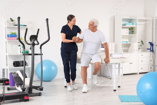 Female therapist helping se...
