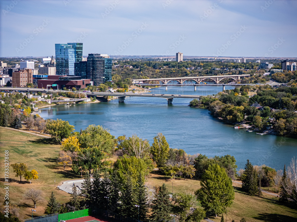 Obraz premium Aerial View of Downtown Saskatoon and Bridges over the South Saskatchewan River