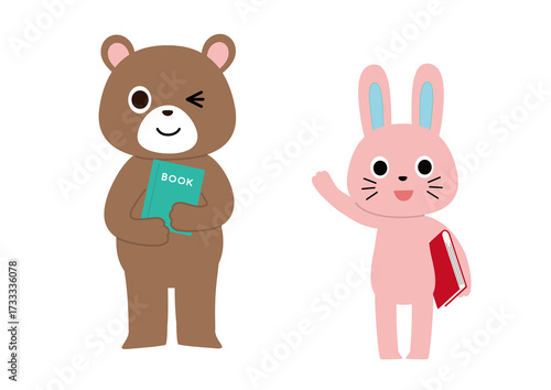 本を抱えて立っている笑顔のクマとうさぎ