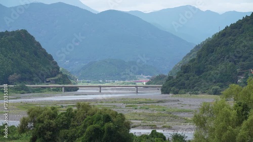 山々の谷間を流れる雄大な富士川の絶景