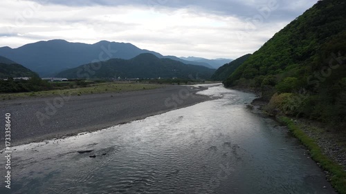 緑豊かな山々を抜ける清らかな富士川の流れ