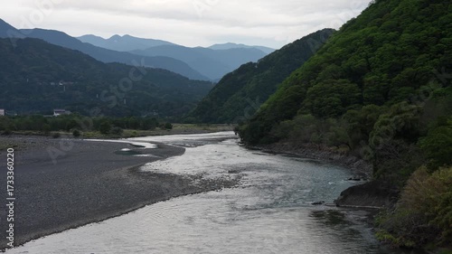 日本の大自然を象徴する富士川の清流