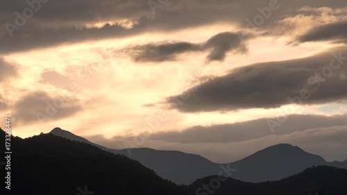 夕暮れに染まる山々と美しい空のグラデーション