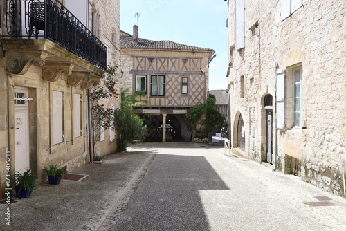 Rue bordée de maisons typiques dans le village, village de Monflanquin, département du Lot et Garonne, France