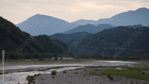 夕暮れに染まる山間部を流れる富士川の絶景