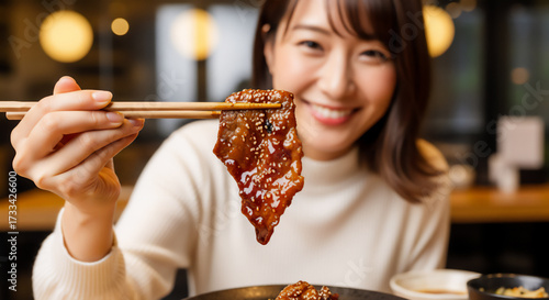焼肉を楽しむ女性のポートレートと食事シーン