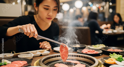 焼肉を楽しむ女性のポートレートと食事シーン