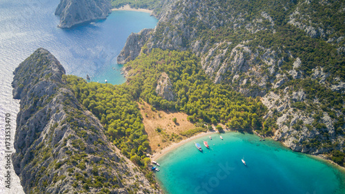 Bleues Meer und einsame Bucht Mittel der Türkei